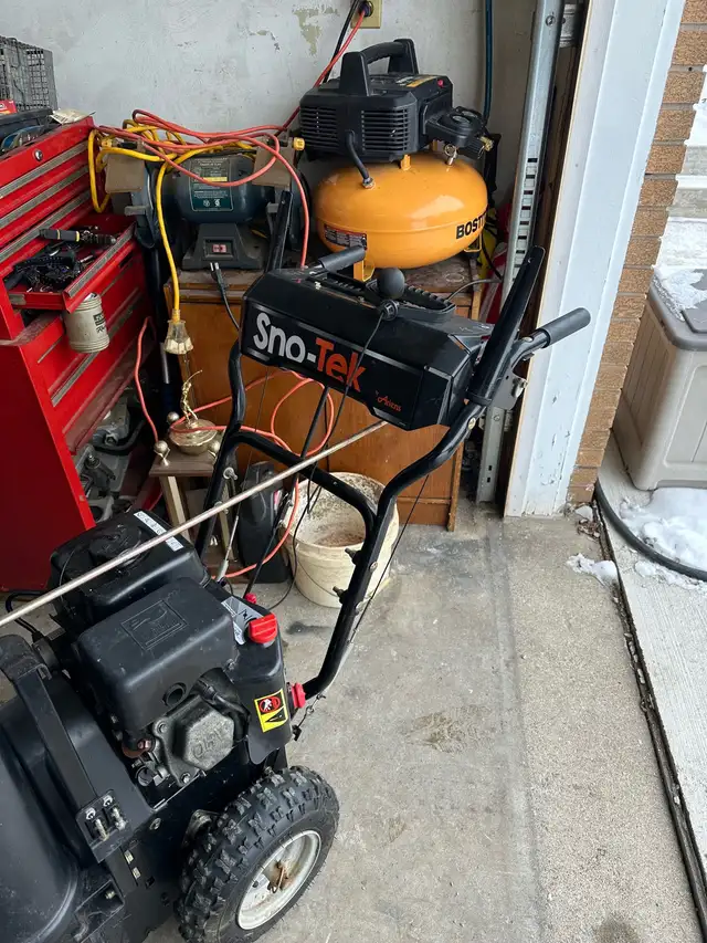 snow tek self propelled snowblower in Snowblowers in Windsor Region - Image 3