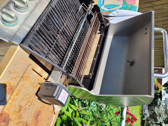 BBQ Barbeque Large in BBQs & Outdoor Cooking in City of Halifax - Image 3