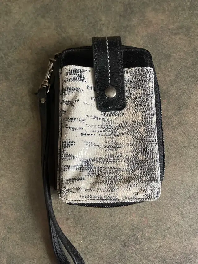 The Sak Wallet case like new in Women's - Bags & Wallets in Windsor Region - Image 2