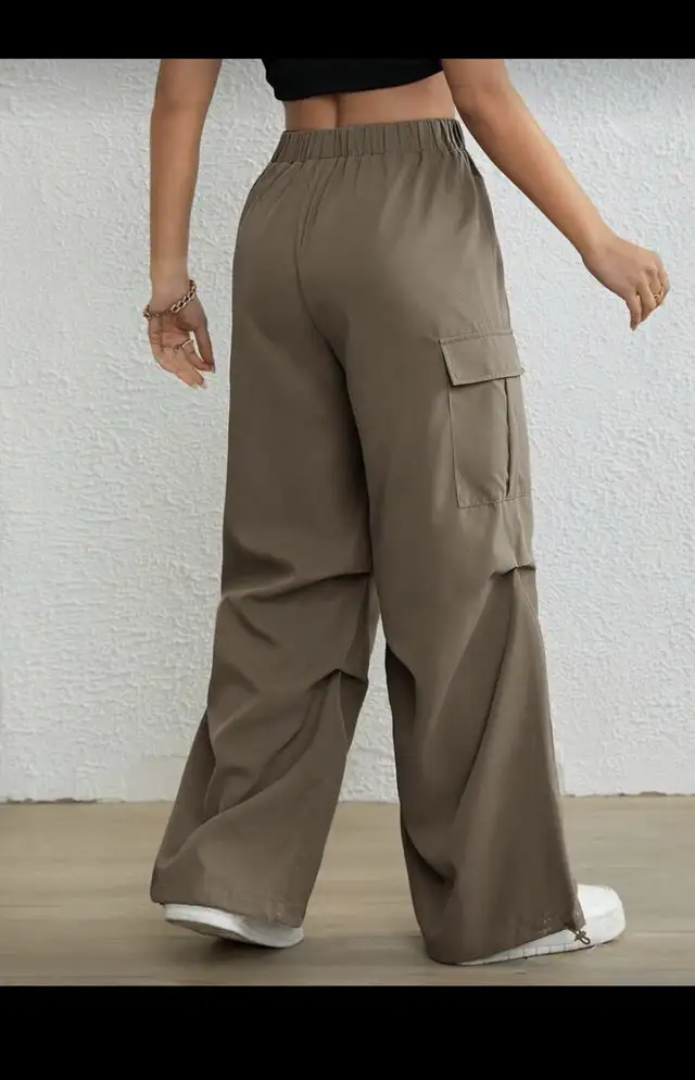  Flap Pocket Side Drawstring Hem Cargo Pants in Women's - Bottoms in Mississauga / Peel Region - Image 5