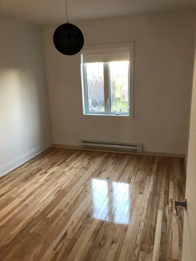 English to follow Beau, Grand 4 1/2 à louer à Lachine dans un haut de triplex complètement rénové. 2...