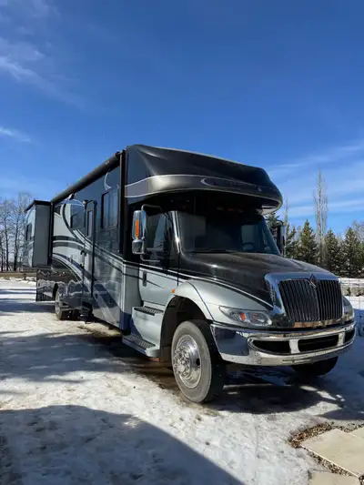 2009 Gulfstream Supernova 6372 33000km Ace air ride suspension Road King front shocks Very clean uni...