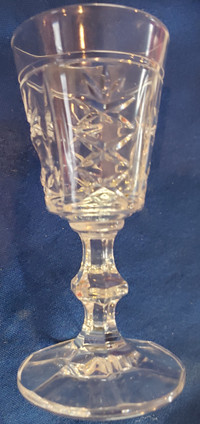 4 CRYSTAL LIQUOR GLASSES / VERRES LIQUEUR en CRYSTAL 10 cm