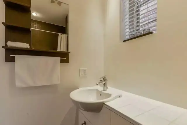 Beautiful 4BD 3BA Home in Trinity Bellwoods! in Ontario in Canada - Image 5