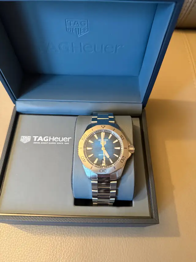 Tag Heuer Aquaracer Professional 200 Automatic 40mm Diver Watch in Jewellery & Watches in City of Montréal - Image 3