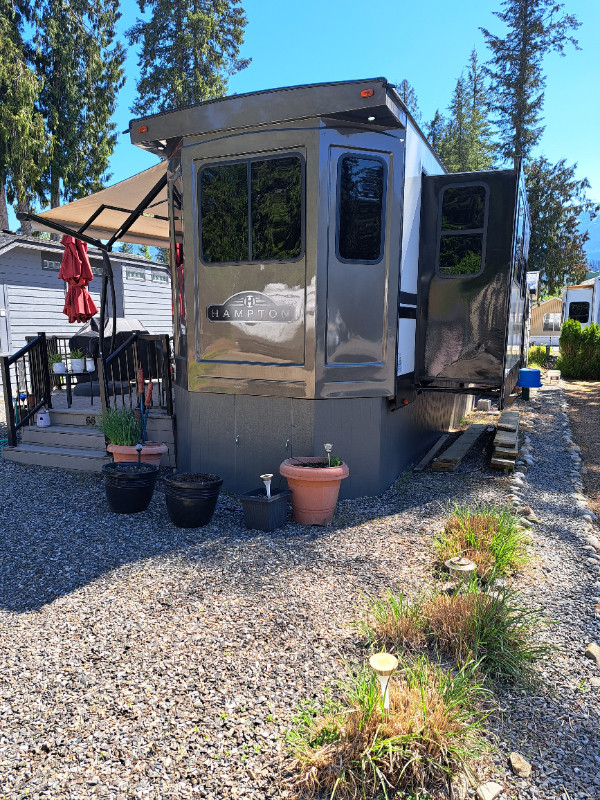 2020 40 ft Hampton Destination Trailer on Private Lot Land for Sale