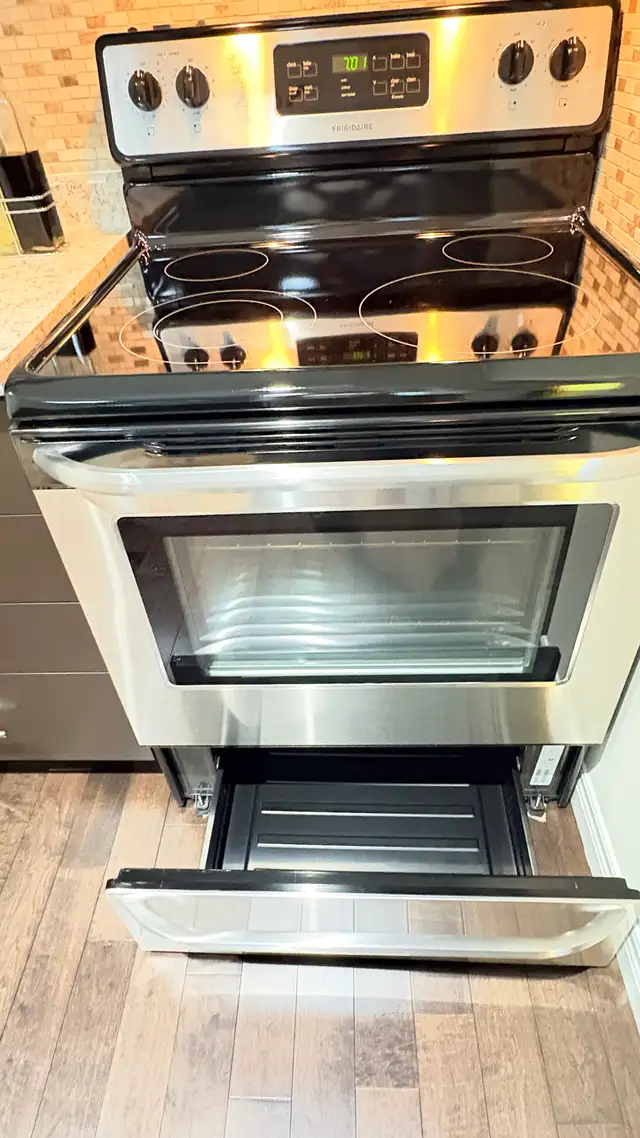 Sleek Frigidaire Stainless Steel Kitchen Set - Range & Microwave in Stoves, Ovens & Ranges in Hamilton - Image 10