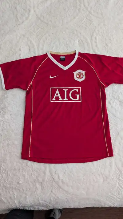 I'm selling a used Nike Manchester United jersey, perfect for any fan. It is in good condition. AIG...