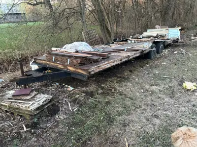 Frame de vieille roulotte 2 essieux que j’ai démonter qui peut devenir une remorque avec un peu de b...