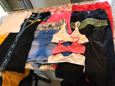 Vêtement pour fille 14-16 ans 2$ chacun (les 3 tops - brassières sont vendus). Voir mes autres annon...