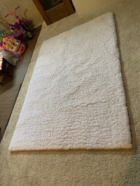 Plush thick white area rug! 