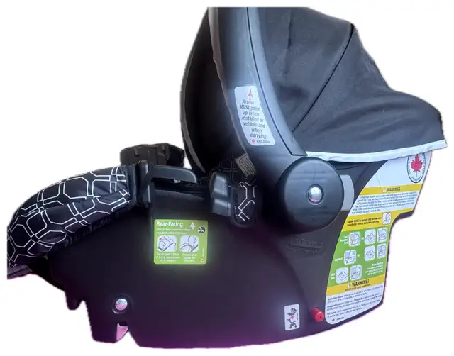 Cosco Car Seat with Base in Strollers, Carriers & Car Seats in Oakville / Halton Region - Image 3