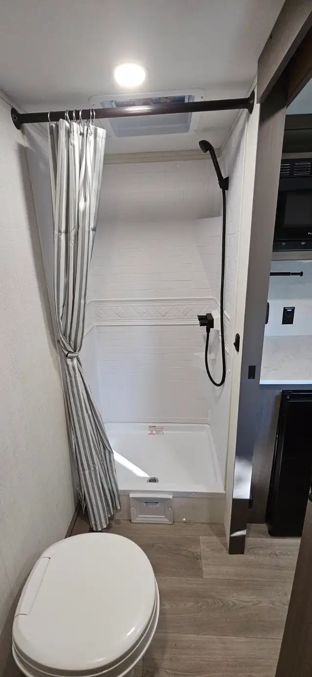 4-Season Grand Design Transcend ONE 151B in Travel Trailers & Campers in Campbell River - Image 5