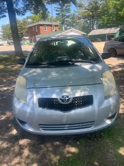 Toyota yaris 2007 Manuelle 255 000kilo Pneu été neuf acheté fin de la saison dernière sur mag Aurais...