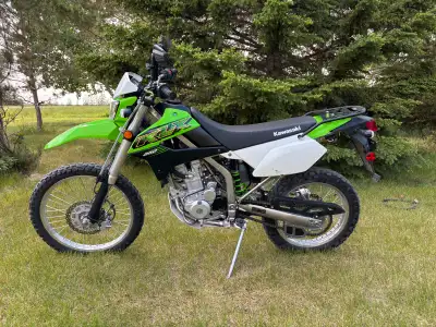 Dual purpose street legal motorcycle in great shape. All stock except for unbreakable Klx levers, re...