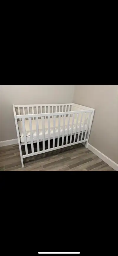 Lit pour bébé avec matelas et couvre-matelas. Tout est en très bon état. Livraison possible.