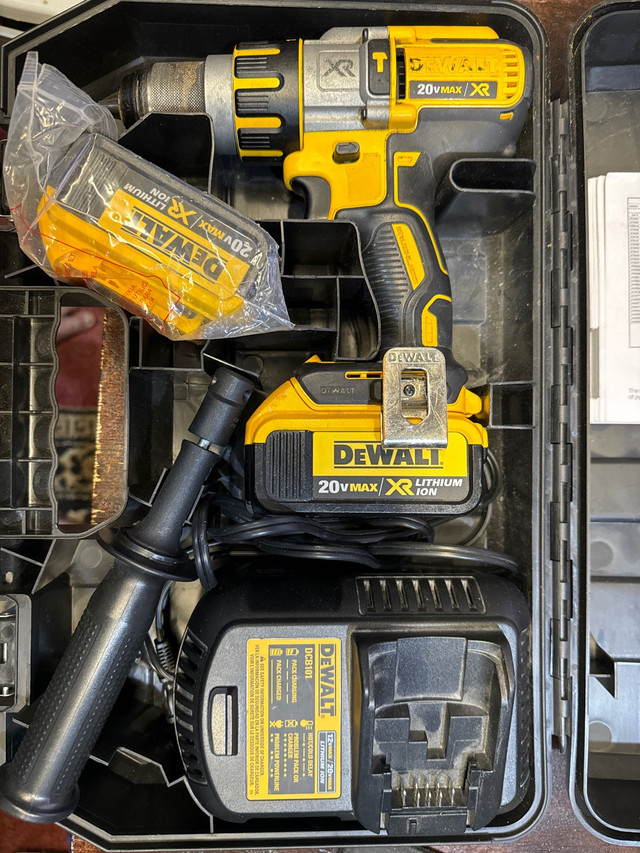 Dewalt hammer drill DCD995M2 with 2 4.0 Ah 20 volt plus charger  in Power Tools in Oakville / Halton Region