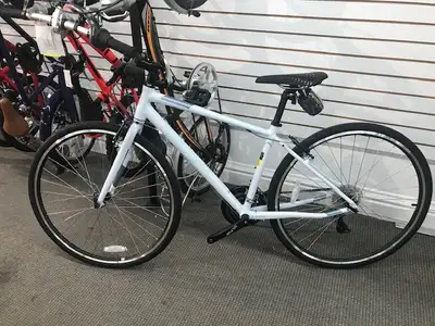 Vélo Hybride pour femme, Louis Garneau Urbania 5, payé 700$ + 632$ pour les équipements Coût total 1...