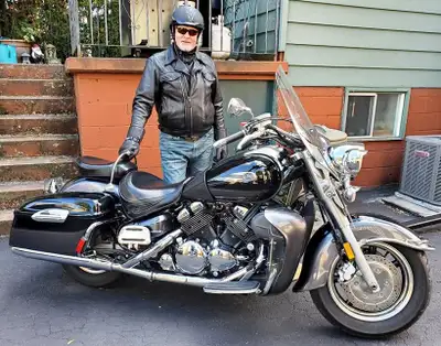 This 2005 Yamaha Royal Star Tour Deluxe XVZ 1300 is a powerful and comfortable touring motorcycle ~...