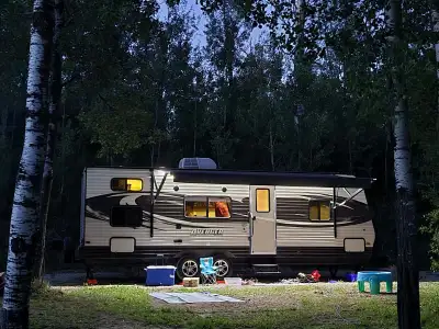 This 2017 Prime Time Avenger 26BH is a lightweight, family-friendly travel trailer! Key Specificatio...