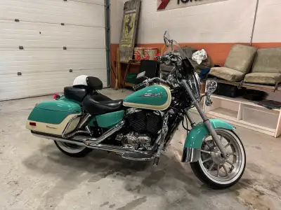 Absolute pristine fully loaded never been dropped American Classic Edition 1100cc. 20,500k miles New...