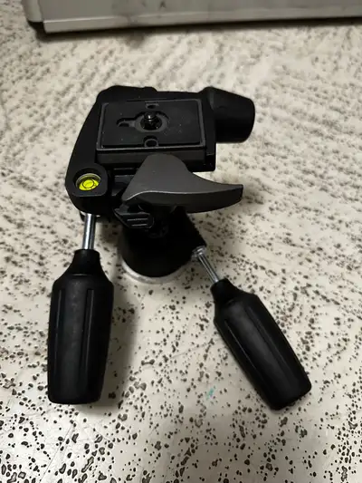 I'm selling a used Manfrotto 804RC2 tripod head, perfect for photographers and videographers looking...