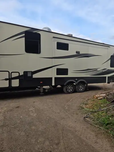 Roulotte fiftwhell acheté neuve en 2020 jamais vu la neige toujours entreposer à l'intérieur