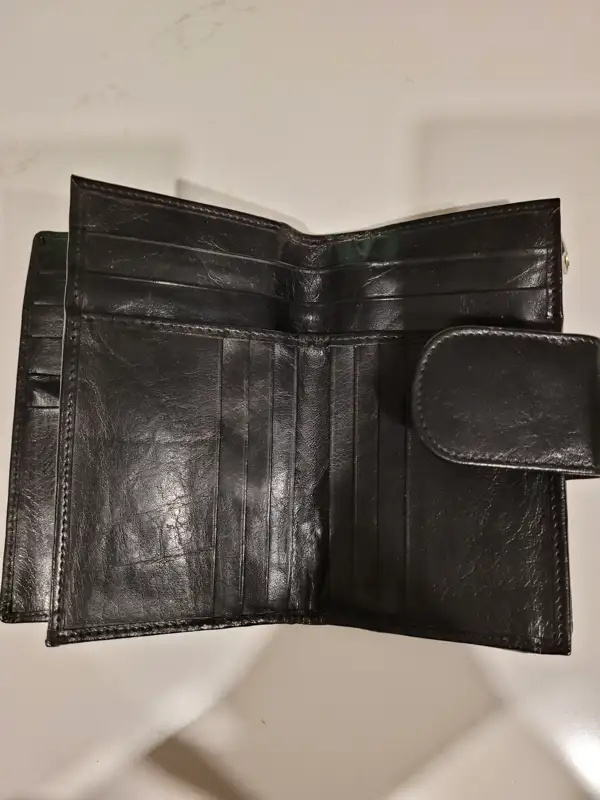 NEW LEATHER WALLET in Women's - Bags & Wallets in Calgary - Image 3