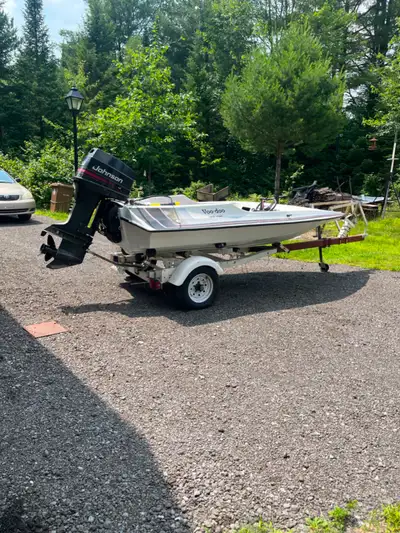Bateau Hydrostream à vendre coque remise à neuf avec fibre de verre.. Moteur Johnson 50Hp en bonne c...