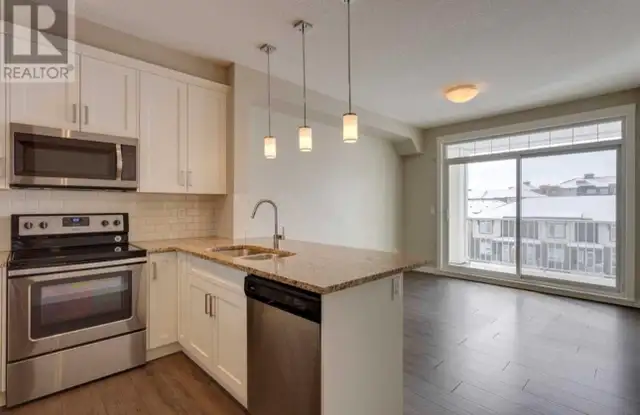 FREE December | Top Floor 2 Bed, Lake Access, Heated Parking