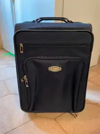 Petite valise robuste à roulettes