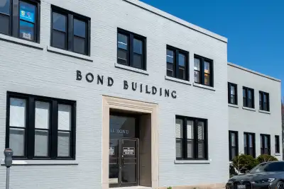 Lovely small private offices located at 11 Bond St, in the growing downtown core of St. Catharines....