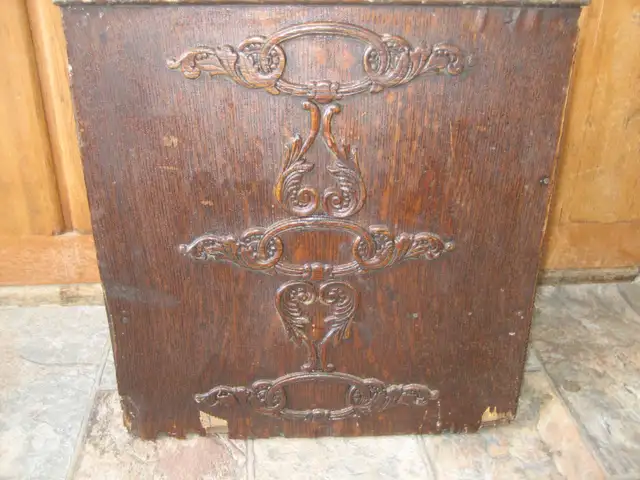 Antique 1/4 Cut Oak Treadle Sewing Machine cabinet in Hutches & Display Cabinets in Winnipeg - Image 2