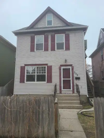 Duplex, 2060 sq. feet. Spence neighbourhood. 10 bedrooms in total, or 9 bedrooms and a second sittin...