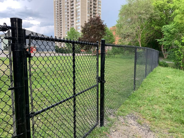 Professional Chain Link Fence Installation in Fence, Deck, Railing & Siding in Ottawa - Image 4