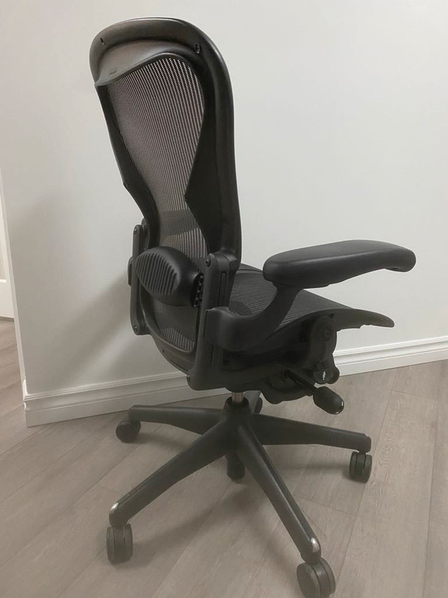 chaise ergonomique herman miller aeron dans Chaises, Fauteuils inclinables  à Longueuil/Rive Sud - Image 4