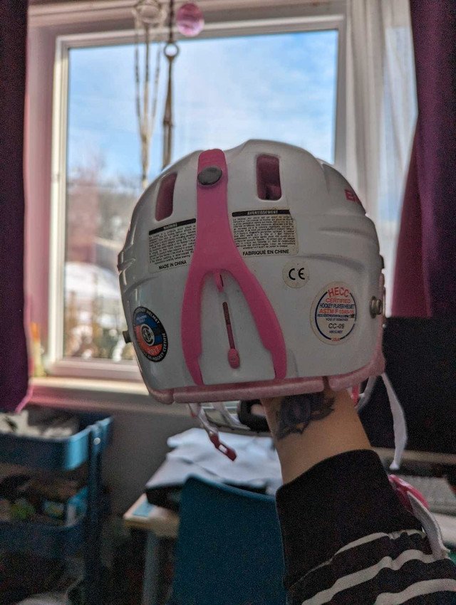Bauer kids hockey helmet pink and white  in Hockey in Peterborough - Image 4
