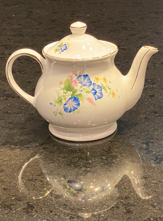 Vintage Sadler Morning Glory Teapot  in Arts & Collectibles in Chatham-Kent - Image 2