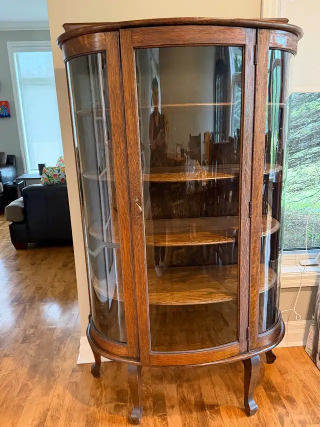 antique China cabinet/curio in Hutches & Display Cabinets in Muskoka - Image 3