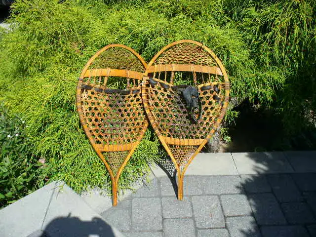 Raquettes a neige vintage en bois in Tennis & Racquet in Laval / North Shore - Image 4