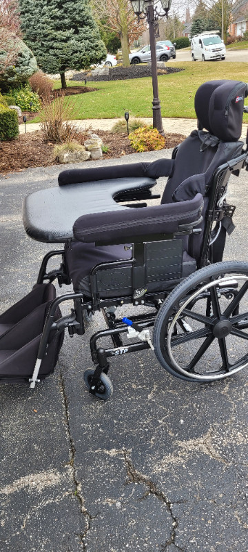 Tilt back wheelchair with adjustable headrest