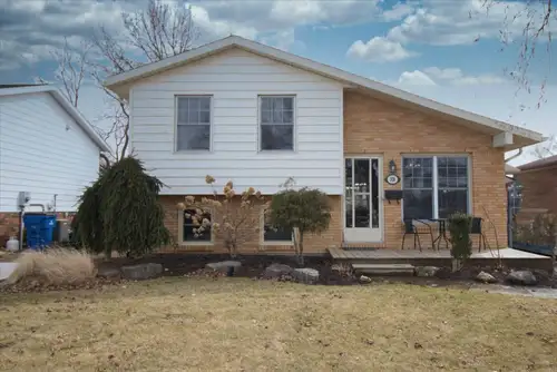 NEW PRICE! The Pool is Open! Great Neighbourhood! This home is move in ready with beautiful vaulted...