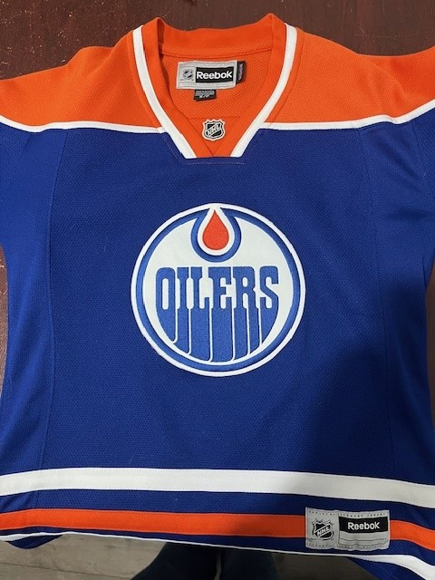 Official Oilers Jersey in Women's - Tops & Outerwear in Edmonton - Image 2