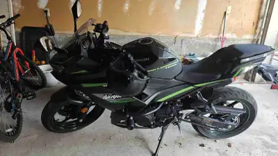 Very low milage at 400km only. Highend protection frames equipped.