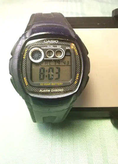 Vintage Casio watch from 1980 light wear in good working order. Universal size