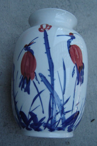 grand vase en porcelaine fine avec peinture asiatique