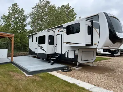 LIKE NEW 2021 MODEL 321FL CEDAR CREEK CAMPER LOCATED ON OWNED LOT IN GATEWAY PARK SOUTH OF LESLIE BE...
