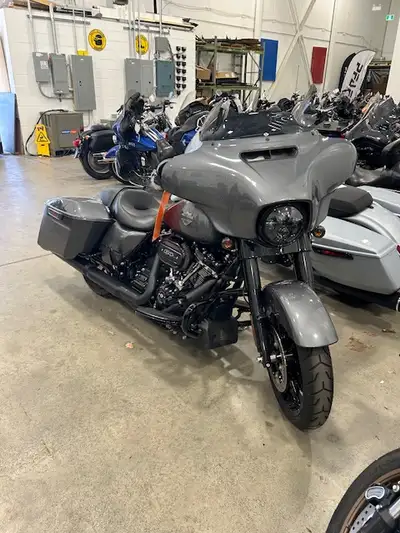 One owner, brand new tires, brakes, mint condition, complete with HD bike cover and jack plus trickl...