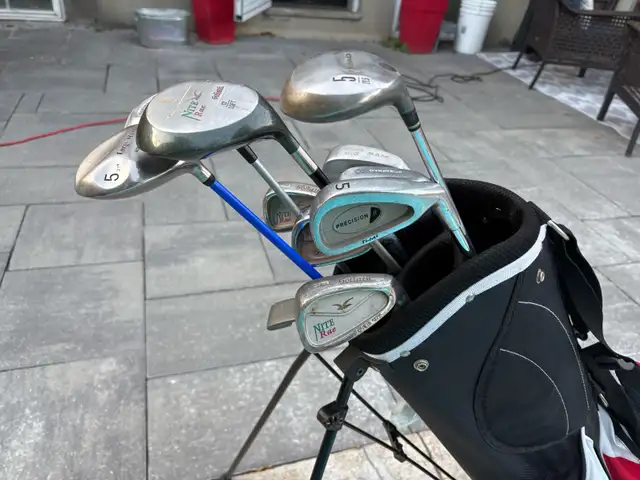 women’s right handed golf clubs and bag  in Golf in Guelph - Image 4