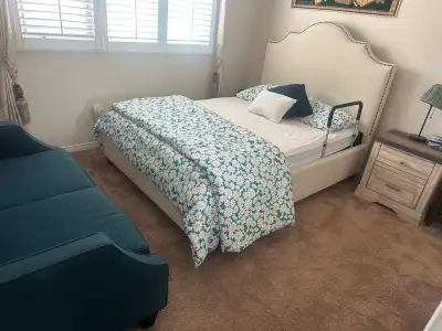 Beautiful bright private room with washroom available asap